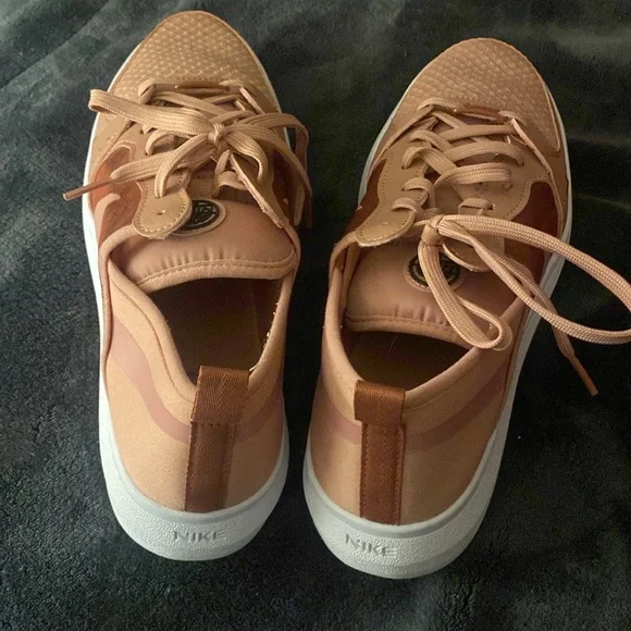 Size 10 Nike Shows. Rosey pink with a cute mesh side detail. Slight platform. - Picture 4 of 5